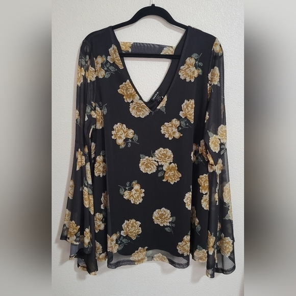 Torrid floral boho style top with bell like sleeves size 2x - Picture 1 of 15